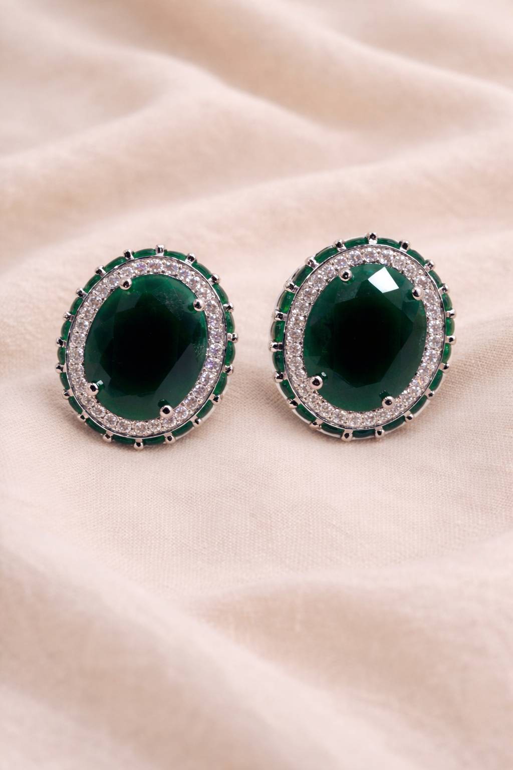 Emerald Royal Glow 💎 | Classic Oval Elegance